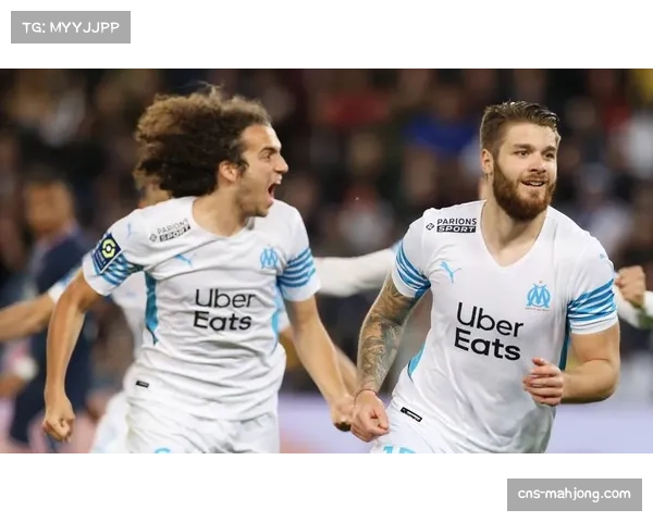 马赛边路进攻犀利，传中球制造大量得分机会